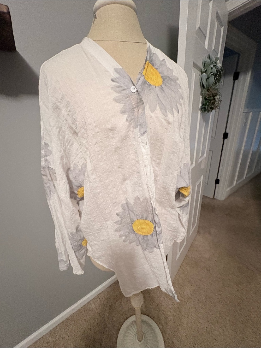 MISSLOOK White Button-Down Top with Gray Daisy Prints and Yellow Centers